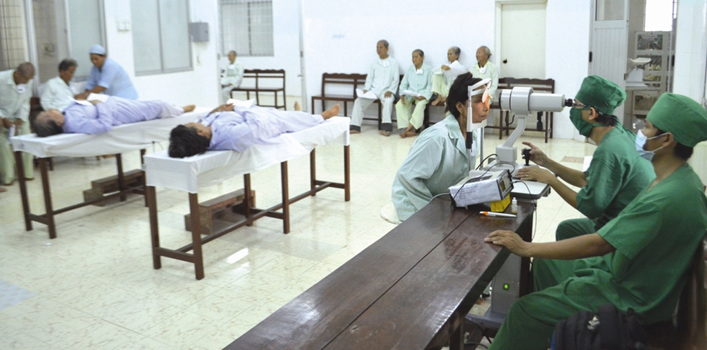 Tỉnh Hội An Giang: Phẫu thuật thay thủy tinh thể cho người mù nghèo