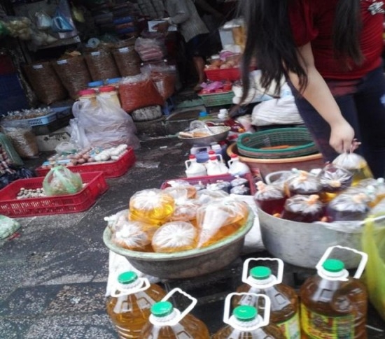 Mánh khóe biến dầu ăn "bẩn" thành dầu ăn thương hiệu nổi tiếng