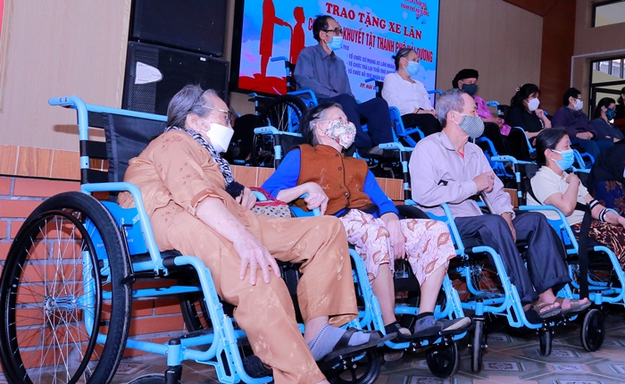 Thành Hội Hà Nội tặng 31 xe lăn, xe lắc cho người khuyết tật