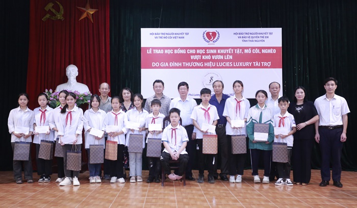 Đồng hành cùng nâng bước học sinh có hoàn cảnh khó khăn đến trường 