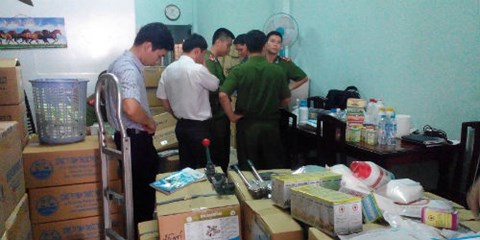 Đột kích cơ sở sản xuất thuốc thú y chứa chất cấm  