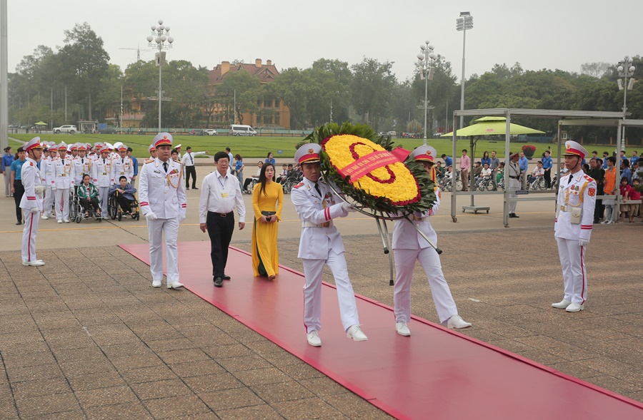 Đoàn đại biểu về dự Hội nghị Biểu dương vào Lăng viếng Chủ tịch Hồ Chí Minh