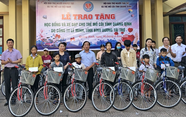 Trao 82 phần quà cho học sinh mồ côi nghèo tỉnh Quảng Bình