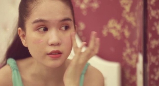 Ngọc Trinh lộ vết sẹo luôn được che giấu kỹ trên mặt